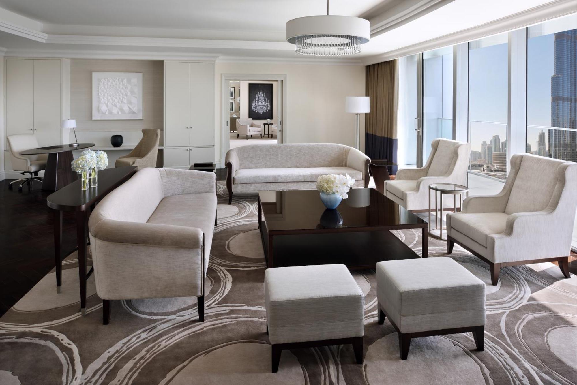 Kempinski The Boulevard Дубай Екстериор снимка A living room in a suite at the Four Seasons Hotel, New York City