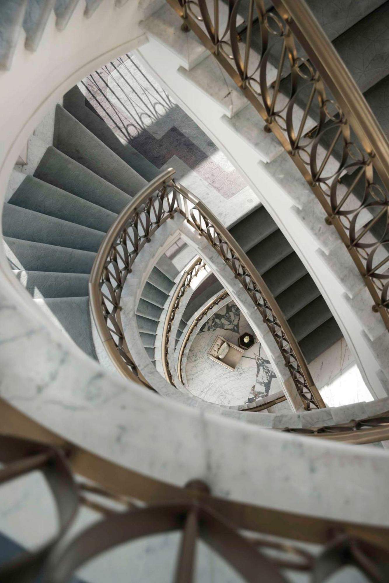 Kempinski The Boulevard Дубай Екстериор снимка Spiral staircase